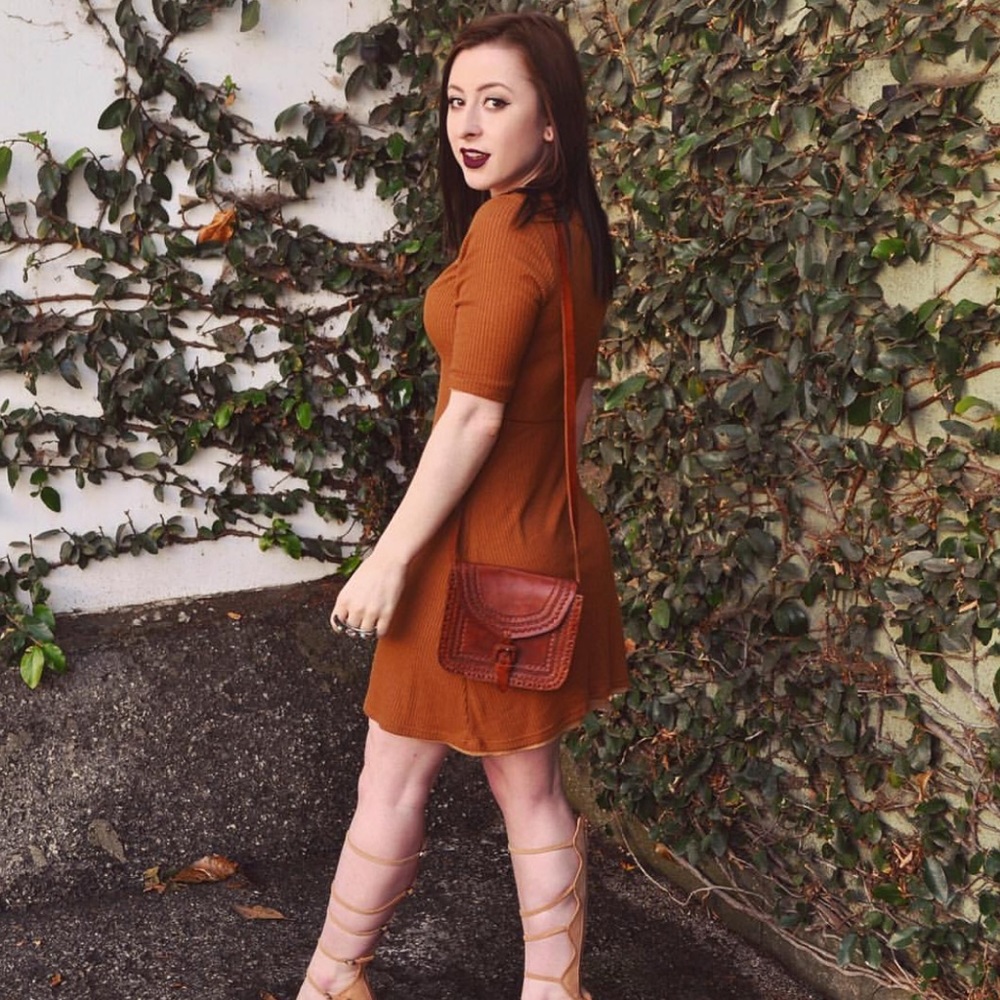 Chic Ribbed Knit Dress - Picture 2 of 3